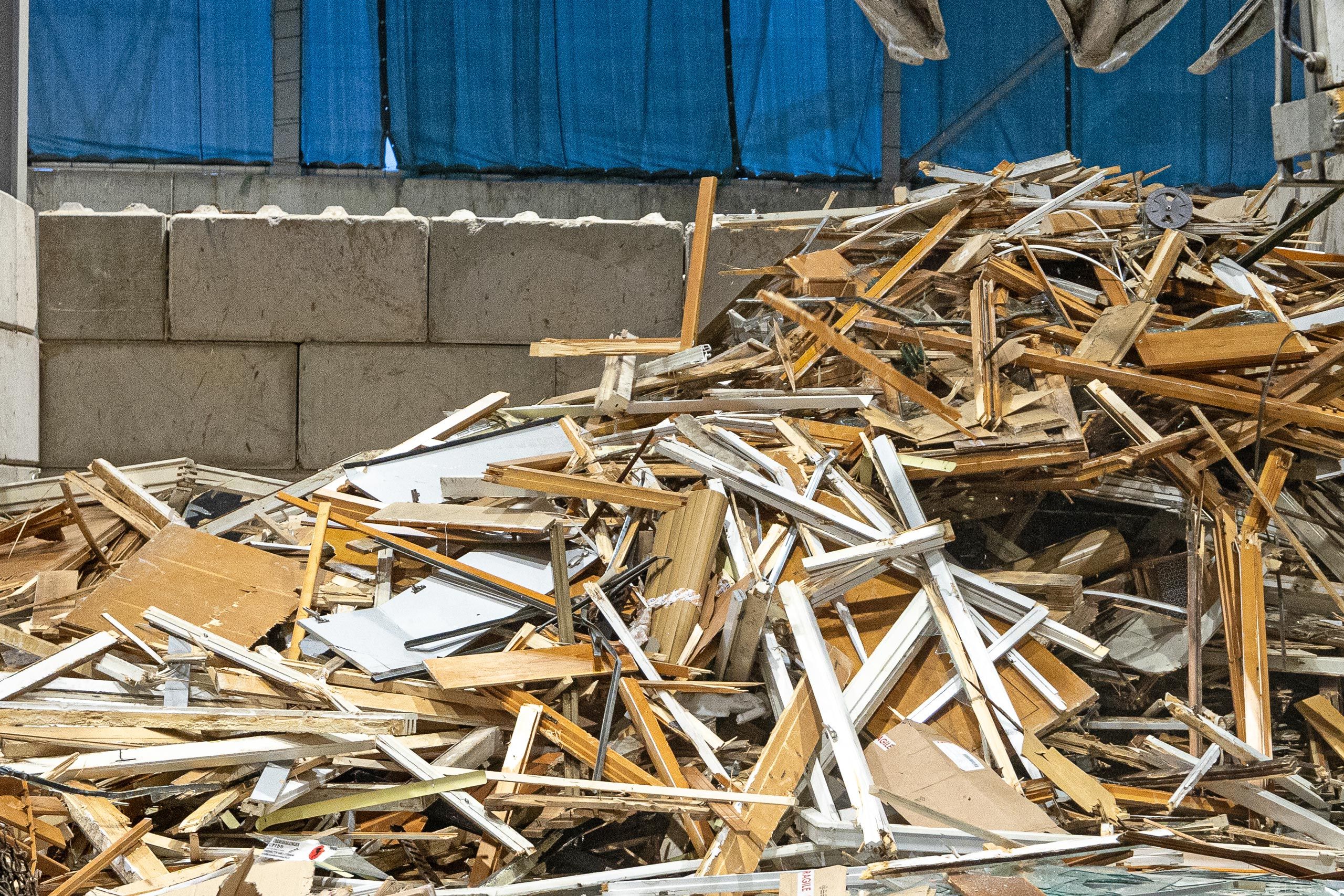 Holz - sammeln und wiederzuverwerten.